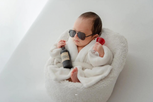 安康满月宝宝趴着睡